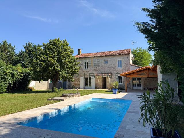 Proche d'AGEN Maison en pierre de charme avec piscine, jardin et garage