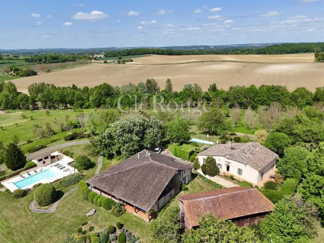 Proche d'Eymet Ensemble immobilier avec maison principale. 440m² Eymet