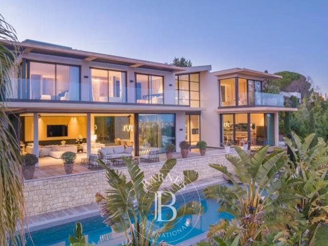 PROCHE DE CANNES VILLA CONTEMPORAINE NEUVE VUE MER PANORAMIQUE
