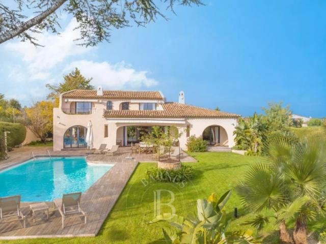 PROCHE DE CANNES VILLA PROVENÇALE MODERNE VUE MER