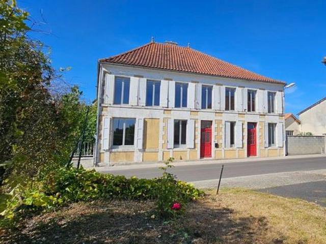 Proche de Barbezieux, maison familiale de 340 m² entièrement rénovée au charme authentique