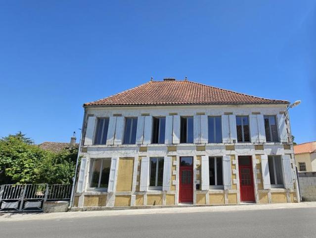 Proche de Barbezieux, maison familiale de 340 m² entièrement rénovée au charme authentique