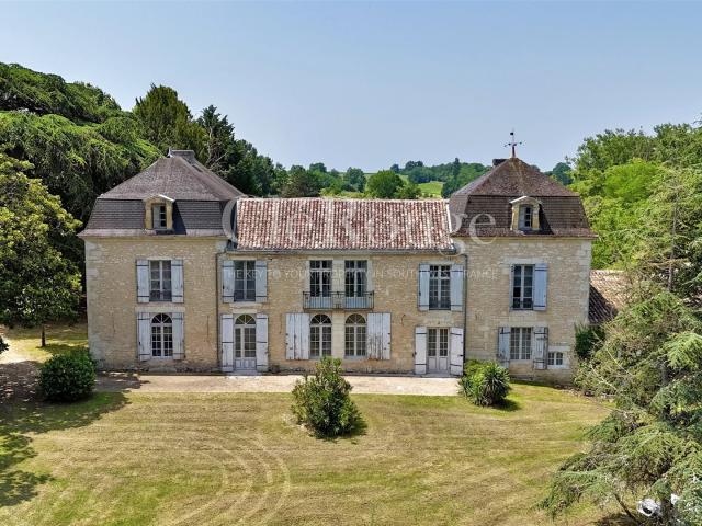 Proche de Gensac domaine d'exception à finir de rénover av. 500m² Gensac