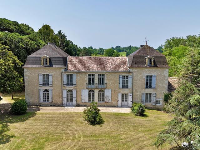 Proche de Gensac domaine d'exception à finir de rénover avec un parc arboré de 5,2 hectares