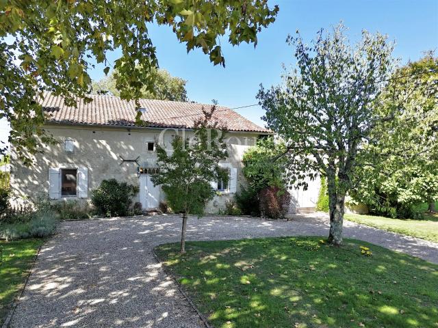 Proche de Duras Magnifique maison de campagne avec piscine. 149m² Duras