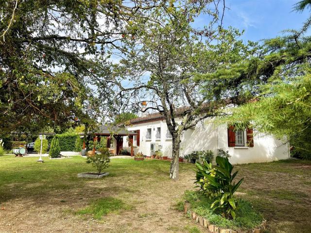 Proche de Duras Maison de plain pied avec 3 chambres et un. 110m² Duras