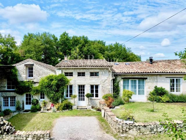 Proche de Duras Maison en pierre au charme intemporel avec. 289m² Duras
