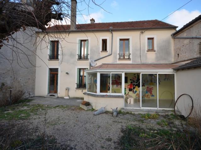 Proche de LA FERTE SOUS JOUARRE 77 à vendre maison de 7 pièces avec local commercial