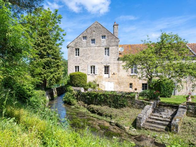 Proche de la mer, entre Caen et Bayeux, un ancien moulin à farine