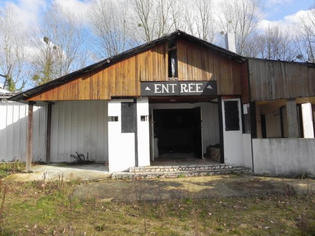 Proche de la nouvelle zone artisanale de Beaumont en véron, local d'environ 300 m2 sur 2500 m2 de terrain