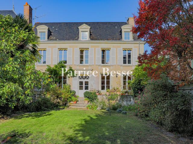 Proche de la ville d'Angers, dans un village traversé par un. 306m² Angers