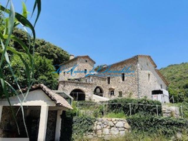 Proche de Lasalle, Soudorgues, beau mas rénové de 6 pièces sur 16875 m2 et sa piscine et ses dépendances