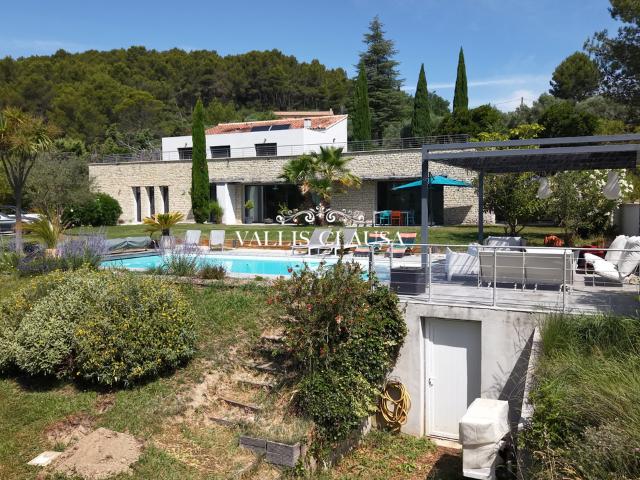 Proche de L'Isle sur la Sorgue, Villa contemporaine avec vue dominante sur les Monts de Vaucluse