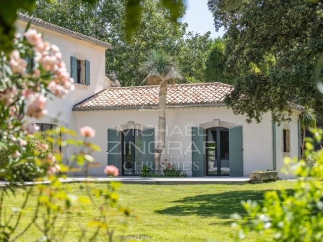 Proche de l'Isle sur la Sorgue Domaine d'exception entre Luberon et Mont Ventoux sur un parc de 15 hectares