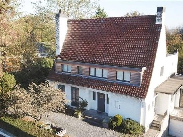PROCHE DE MONS, CHARMANTE ET VASTE VILLA