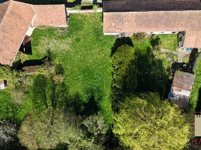 PROCHE DE NOGENT LE ROI CORPS DE FERME A RENOVER SUR UN TERRAIN