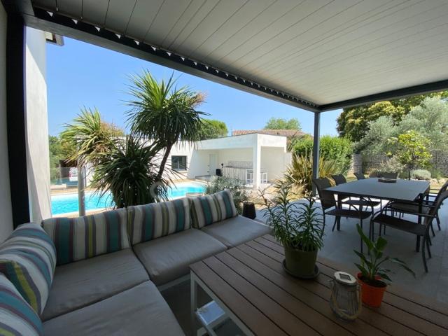 Proche de Nîmes, Maison à vendre 4 pièces de 115 m2, double garage, carport, piscine