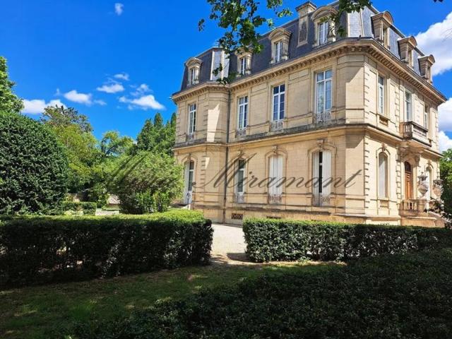 Proche de Nîmes, très belle maison de maître, avec parc et pisci