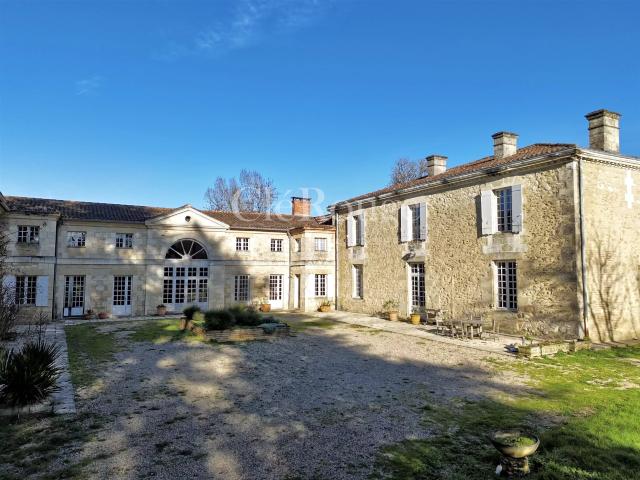 Proche de Samazan Magnifique Chateau à rénover avec un for. 786m² Samazan