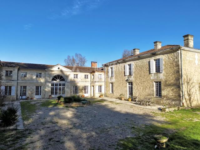 Proche de Samazan Magnifique Chateau à rénover avec un fort potentiel événementiel