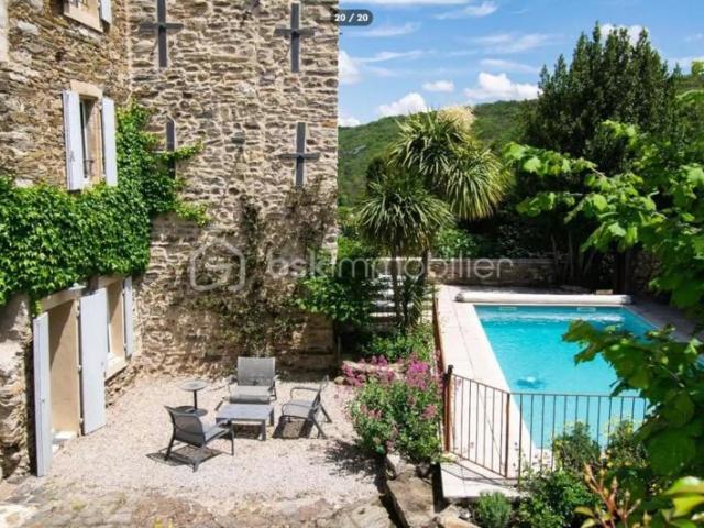 Proche de Roujan. Superbe maison de caractère rénovée avec piscine chauffée