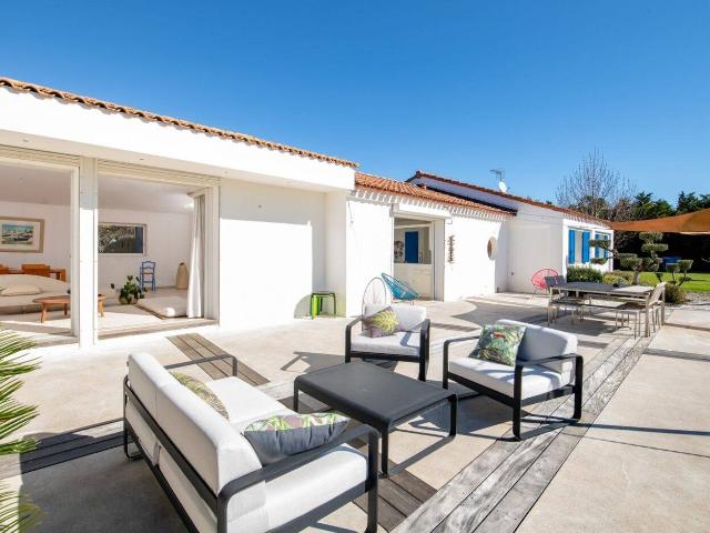 Proche de Toulon Villa d'architecte de 295 m² avec piscine