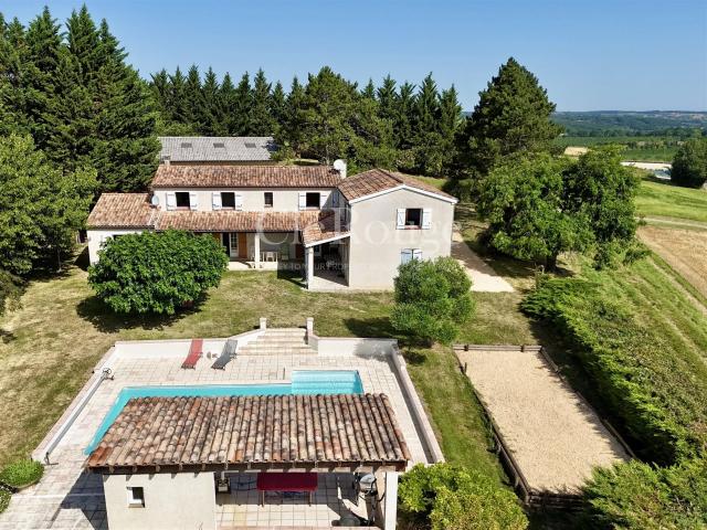 Proche de Tombebœuf – Superbe propriété de 6 chambres avec v. 230m² Villebramar