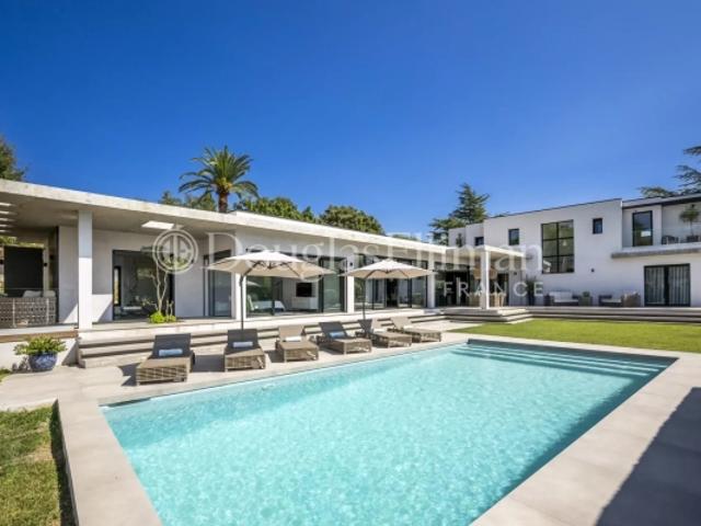 PROCHE DE VALBONNE: Villa de Luxe Récemment Construite avec Piscine et une Maison d'Invités