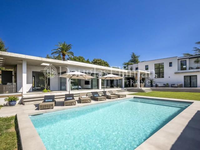 Proche De Valbonne: Villa de Luxe Récemment Construite avec. 450m² Valbonne