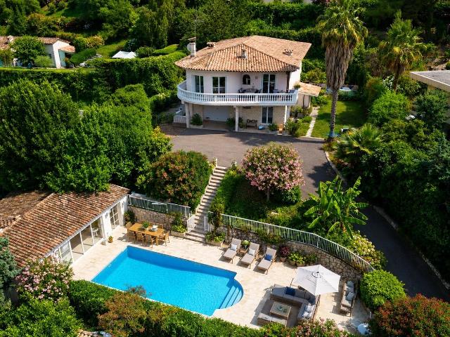Proche de Vence, charmante villa familiale avec piscine et h. 262m² Vence