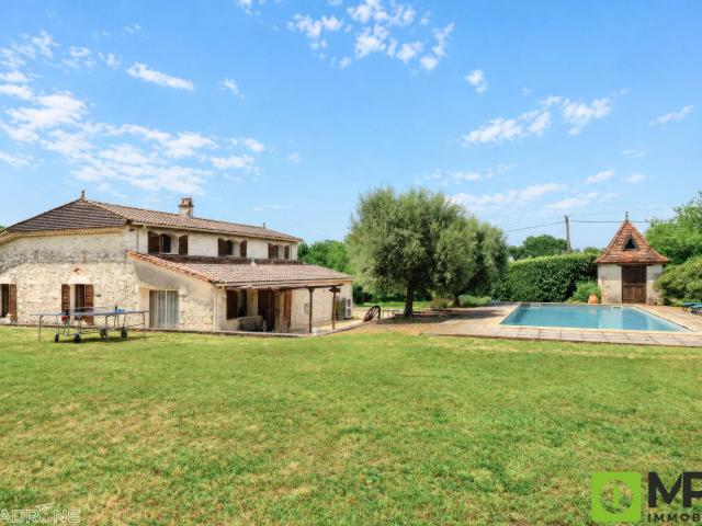 Proche de VILLEREAL, Maison en pierres avec piscine, garage et jardin