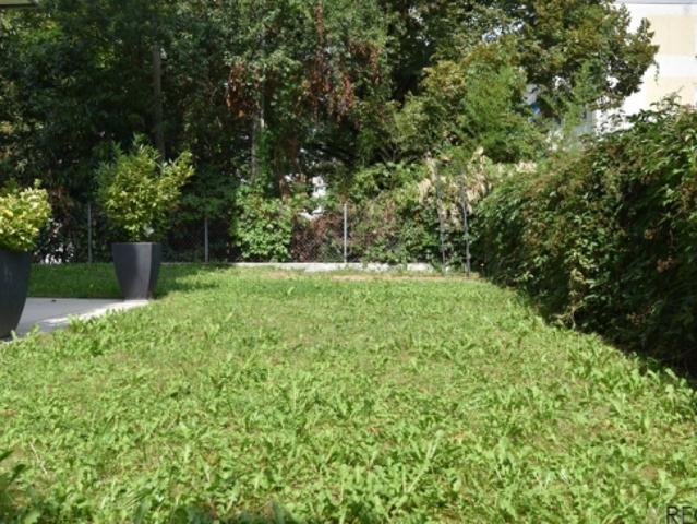 Proche des commodités, généreux jardin avec terrasse de 100 m2
