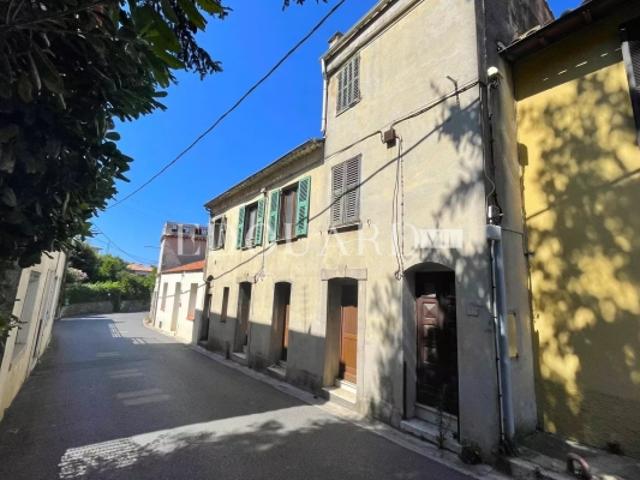 Proche du centre de La Turbie, à vendre maison de village de 180 m² à rénover, divisée en quatre appartements