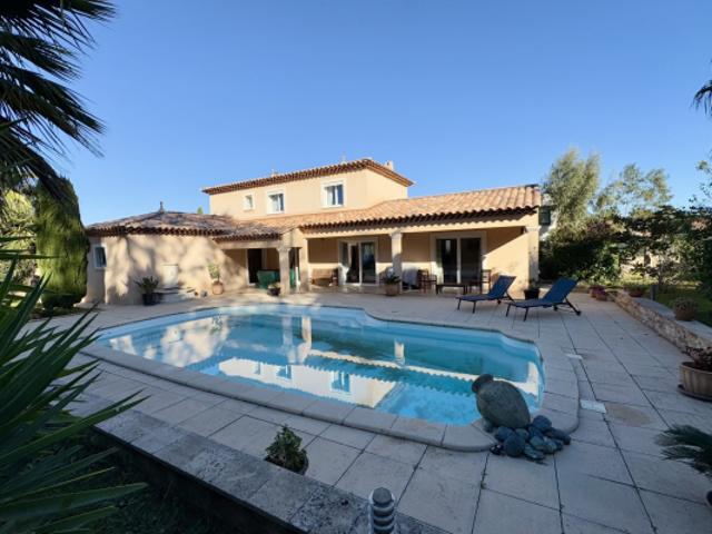 Proche du Brusc Confortable villa dans un cadre verdoyant