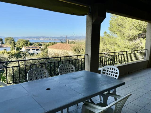 Proche du Brusc Belle villa des années 70 avec vue mer