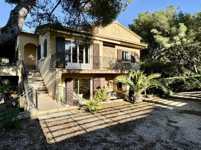Proche du Brusc Grande villa provençale vue mer divisée en
