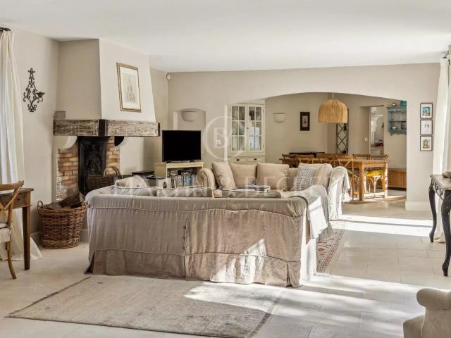 Proche du golf, venez découvrir cette belle et agréable vill. 207m² Châteauneuf Grasse