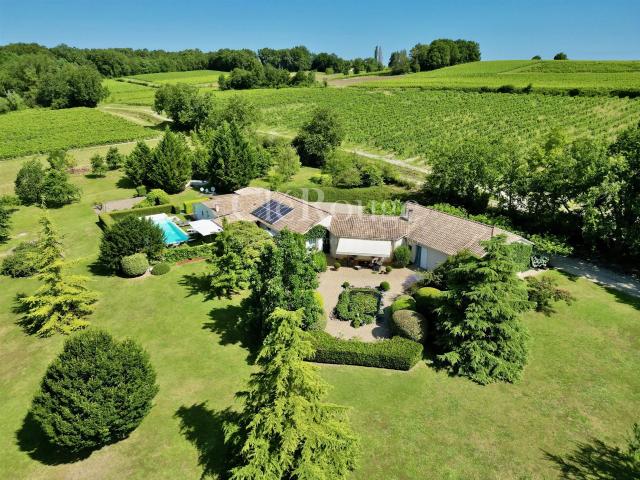 Proche du Golf des Vigiers Magnifique propriété avec une p. 300m² Bergerac