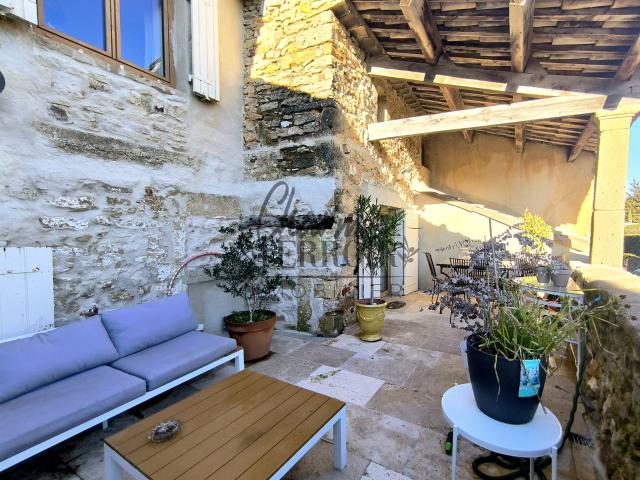 Proche du duché d'Uzès, maison de village rénovée avec terra. 110m² Uzès
