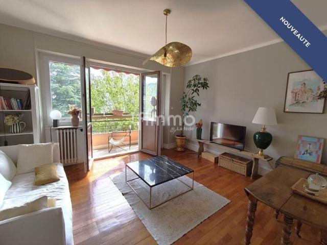 Proche du lac T2 traversant avec double balcon, cave et grenier