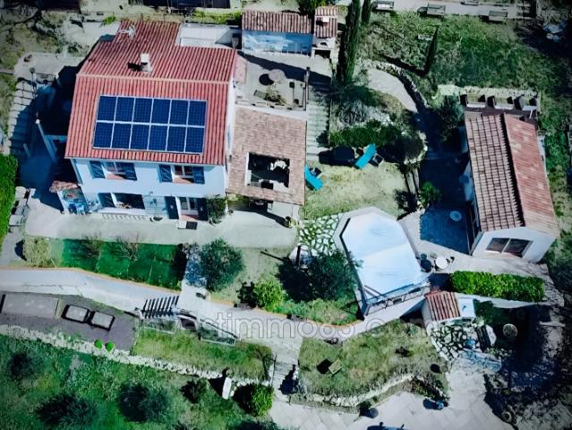Proche du village, dans un environnement calme et en position