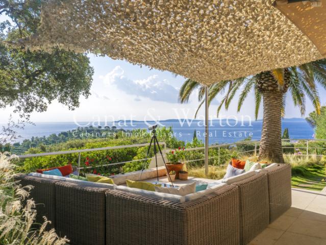 PROCHE DU VILLAGE & PLAGE DU RAYOL: VILLA AVEC PISCINE ET VU