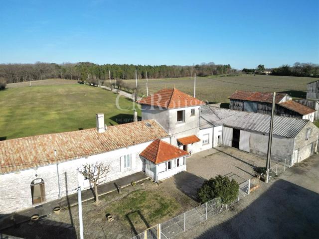 Proche Duras Ensemble de 3 maisons avec dépendances sur 5. 285m² Duras