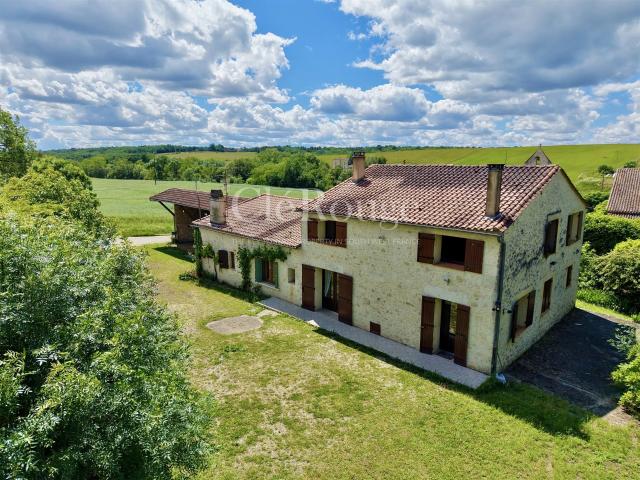 Proche Duras Maison principale de 3 chambres et un gîte de. 233m² Duras
