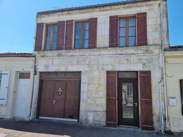 PROCHE ECOLES ET GARE 4 CHAMBRES TERRASSE GARAGE 2 ROUES