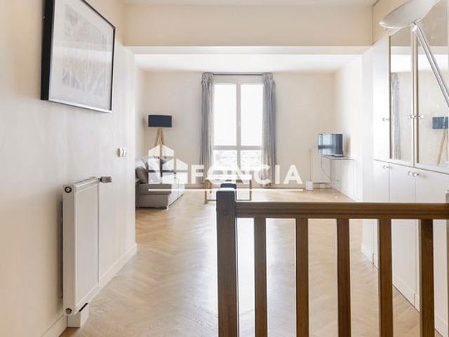 Proche etoile lumineux 2 pieces dans copropriete de standing de 2002