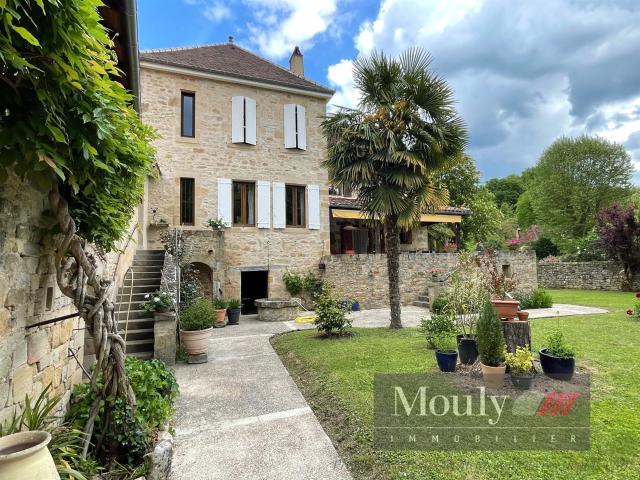 Proche Figeac Maison Au Coeur D'un Village Typique De La R. 240m² Figeac