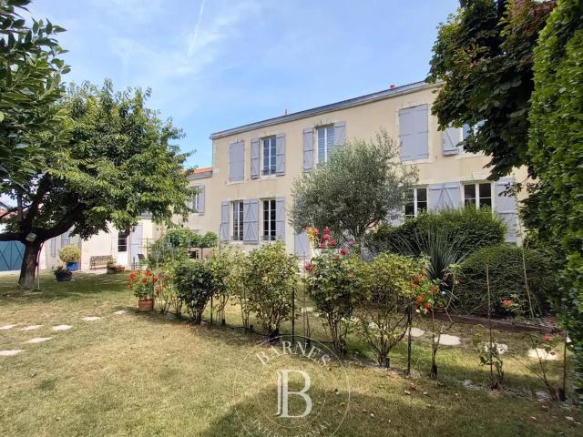 Proche La Rochelle Ancienne commanderie Jardin de 1600m² 455m² La rochelle