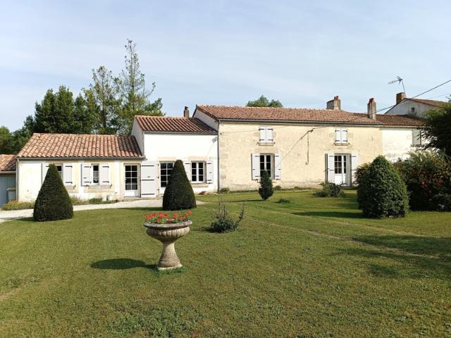 PROCHE LA ROCHELLE GRANDE MAISON AVEC 2 GITES ET DEPENDANCES