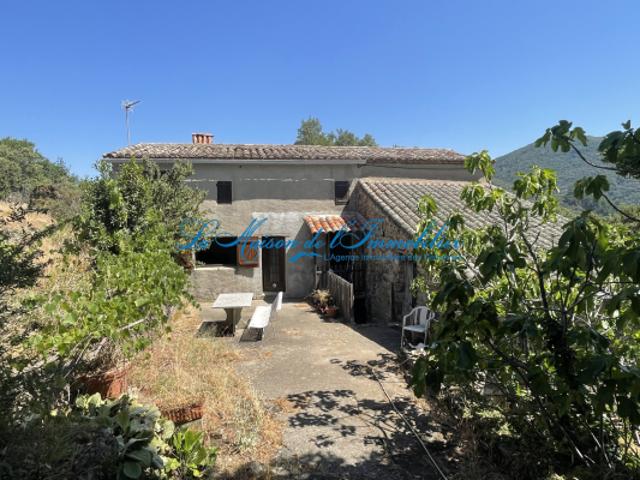 Proche LASALLE, Mas en pierres F6 sur 2,2 hectares de terrai